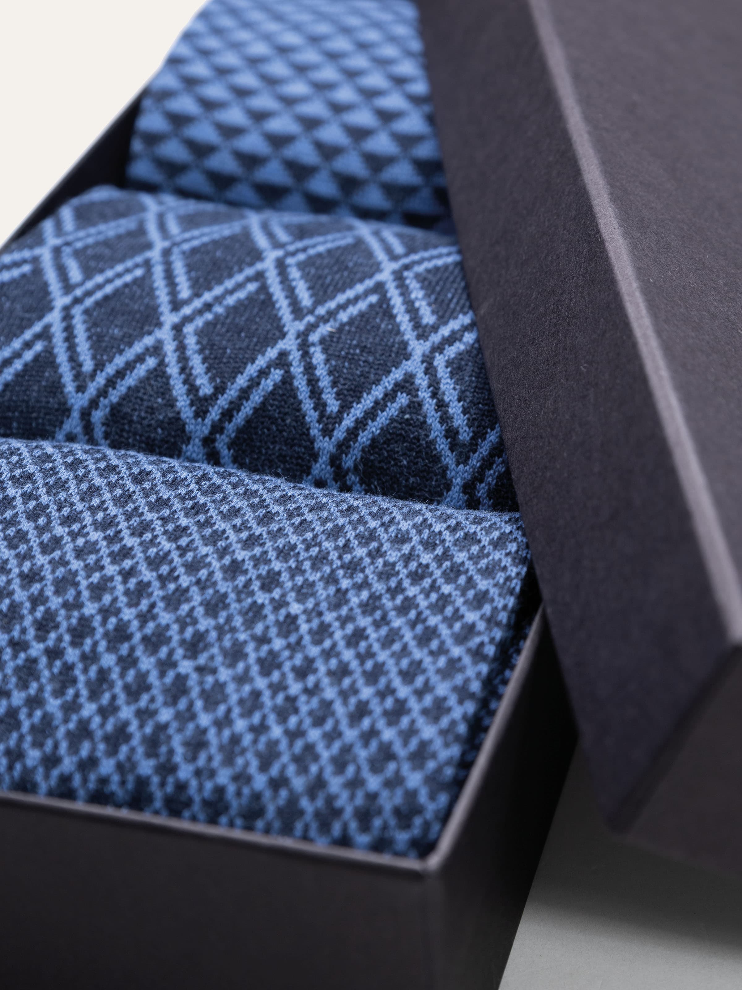 Geschenkbox mit 3 Paar langen gemusterten Socken aus warmem Baumwolle - Image 2