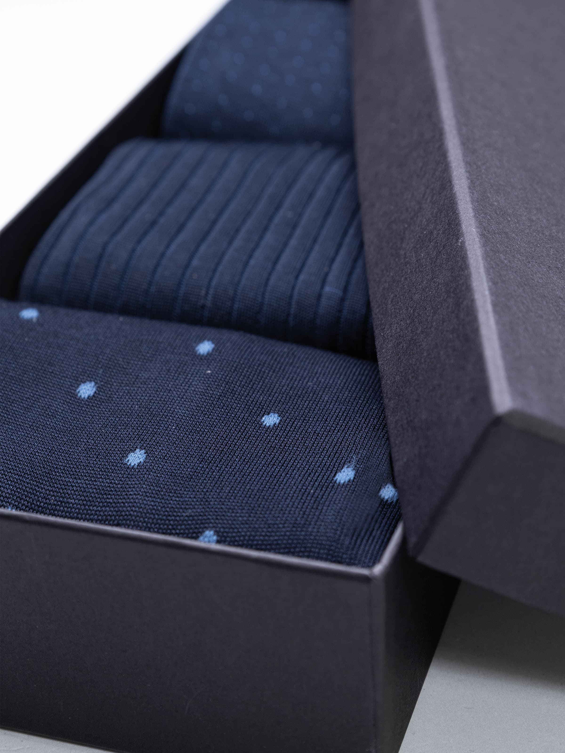 Geschenkbox mit 3 Paar langen Socken mit klassischen Mustern aus Schottengarn - Image 2