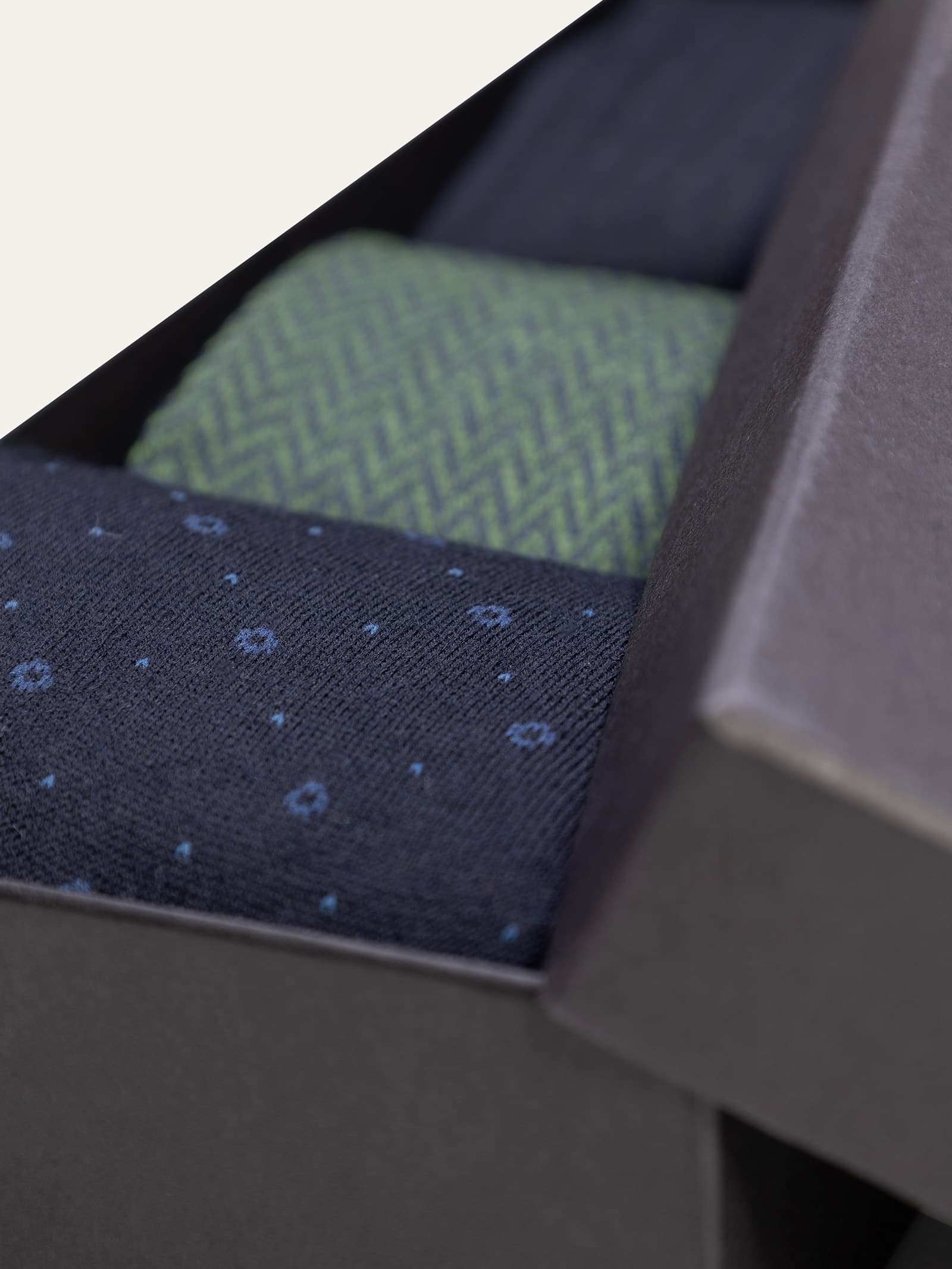 Geschenkbox mit 3 Paar Gemusterten Wollsocken - Image 2